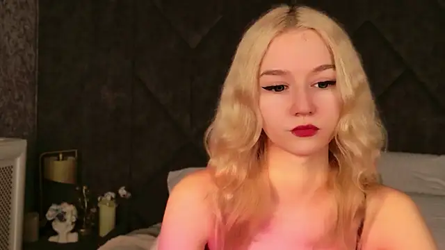 Snapshot of NaomiLoys chatting on 12/02/25, 03:51 NaomiLoys online show from 12/02/25, 03:51