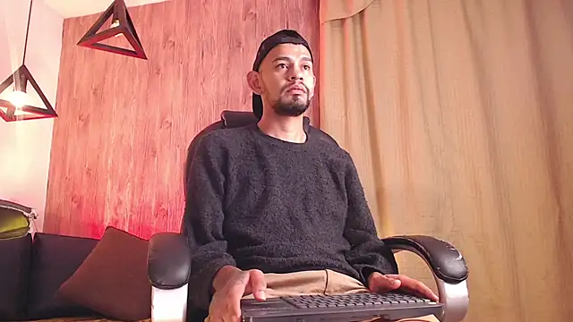 Snapshot of Bedobigcock chatting on 02/13/25, 02:01 Bedobigcock online show from 02/13/25, 02:01