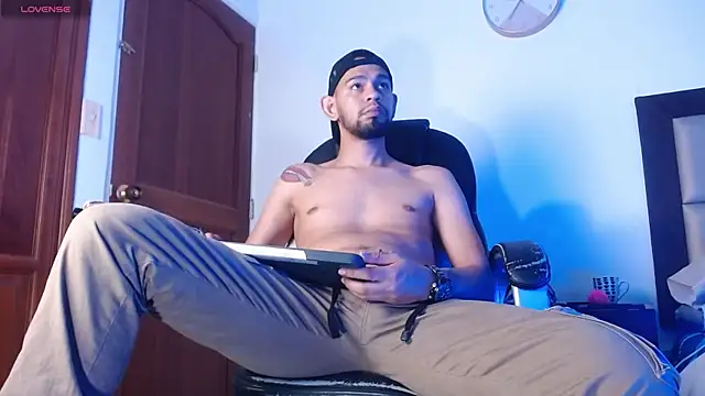 Snapshot of Bedobigcock chatting on 03/18/25, 04:37 Bedobigcock online show from 03/18/25, 04:37