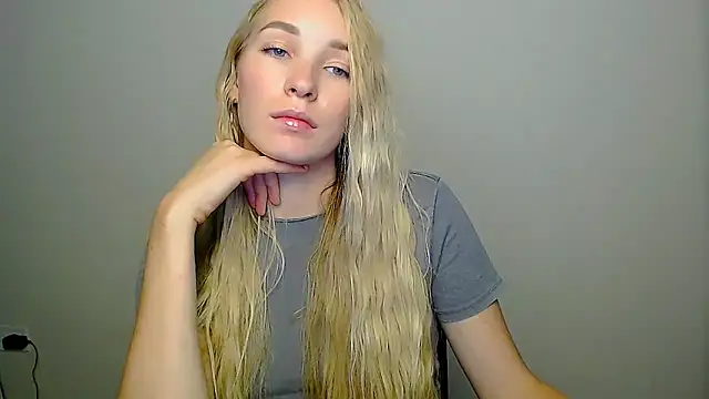 Snapshot of Queen_ofLove chatting on 10/07/25, 10:51 Queen ofLove online show from 10/07/25, 10:51