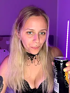 Snapshot of lunawolf21 chatting on 09/29/25, 06:35 lunawolf21 online show from 09/29/25, 06:35