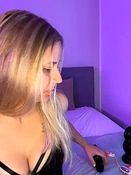 Snapshot of lunawolf21 chatting on 10/08/25, 06:22 lunawolf21 online show from 10/08/25, 06:22