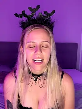 Snapshot of lunawolf21 chatting on 10/10/25, 06:45 lunawolf21 online show from 10/10/25, 06:45