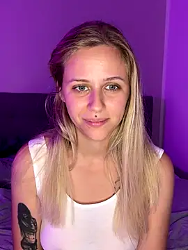 Snapshot of lunawolf21 chatting on 10/12/25, 09:19 lunawolf21 online show from 10/12/25, 09:19