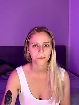 Snapshot of lunawolf21 chatting on 10/13/25, 06:24 lunawolf21 online show from 10/13/25, 06:24