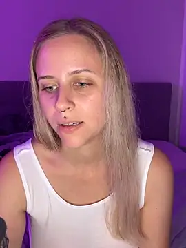 Snapshot of lunawolf21 chatting on 10/13/25, 07:03 lunawolf21 online show from 10/13/25, 07:03