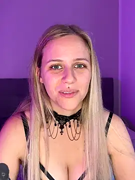 Snapshot of lunawolf21 chatting on 10/15/25, 07:30 lunawolf21 online show from 10/15/25, 07:30