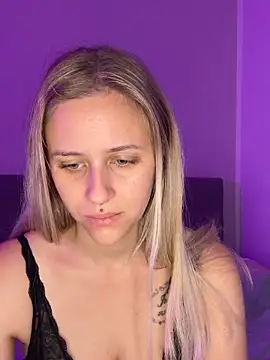 Snapshot of lunawolf21 chatting on 10/17/25, 06:27 lunawolf21 online show from 10/17/25, 06:27