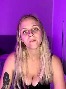 Snapshot of lunawolf21 chatting on 10/17/25, 06:32 lunawolf21 online show from 10/17/25, 06:32