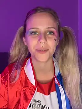 Snapshot of lunawolf21 chatting on 10/18/25, 05:46 lunawolf21 online show from 10/18/25, 05:46