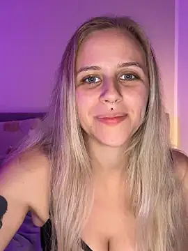 Snapshot of lunawolf21 chatting on 10/21/25, 06:52 lunawolf21 online show from 10/21/25, 06:52