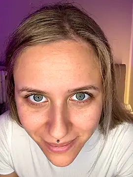 Snapshot of lunawolf21 chatting on 10/23/25, 07:07 lunawolf21 online show from 10/23/25, 07:07