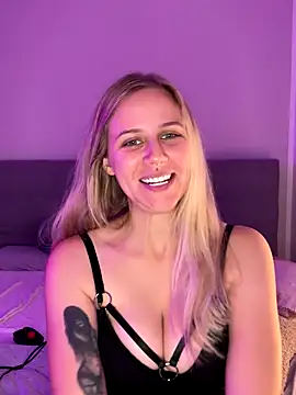 Snapshot of lunawolf21 chatting on 10/24/25, 07:16 lunawolf21 online show from 10/24/25, 07:16