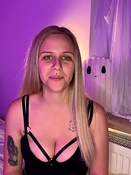 Snapshot of lunawolf21 chatting on 10/25/25, 05:30 lunawolf21 online show from 10/25/25, 05:30