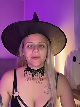 Snapshot of lunawolf21 chatting on 10/27/25, 07:23 lunawolf21 online show from 10/27/25, 07:23