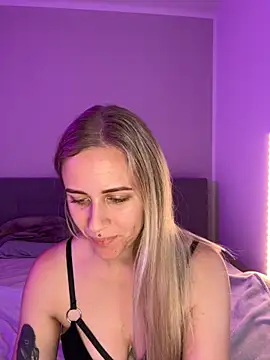 Snapshot of lunawolf21 chatting on 10/31/25, 07:31 lunawolf21 online show from 10/31/25, 07:31