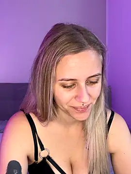 Snapshot of lunawolf21 chatting on 11/05/25, 07:30 lunawolf21 online show from 11/05/25, 07:30