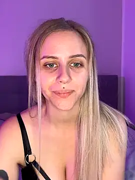 Snapshot of lunawolf21 chatting on 11/12/25, 07:42 lunawolf21 online show from 11/12/25, 07:42