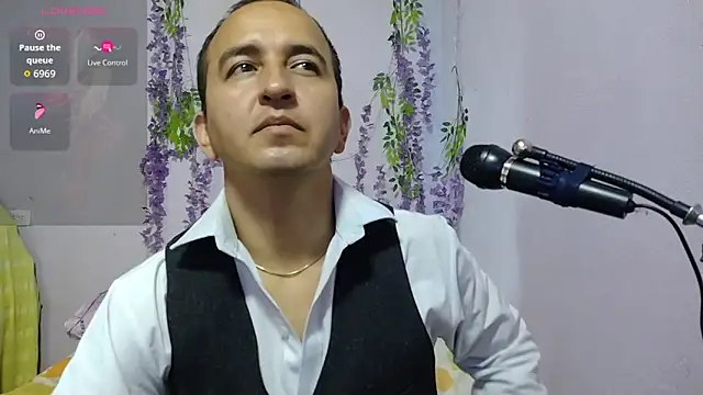 Snapshot of yazforeSolo chatting on 09/17/25, 02:41 yazforeSolo online show from 09/17/25, 02:41