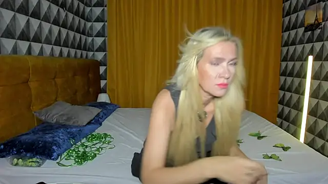Luna  Lewis online show from 12/12/24, 08:03