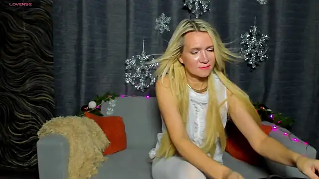 Luna  Lewis online show from 12/18/24, 01:56
