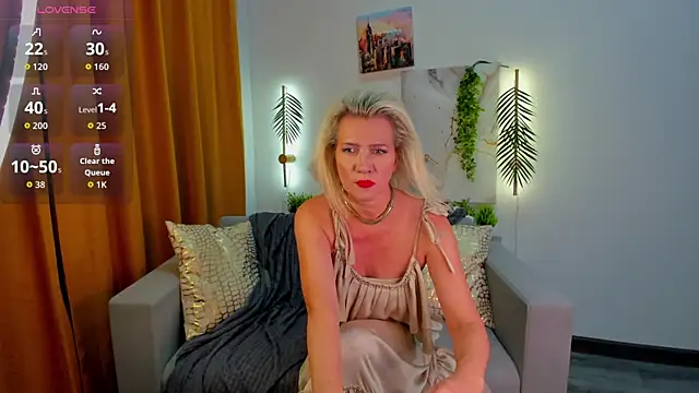 Snapshot of Luna__Lewis chatting on 09/18/25, 08:05 Luna  Lewis online show from 09/18/25, 08:05