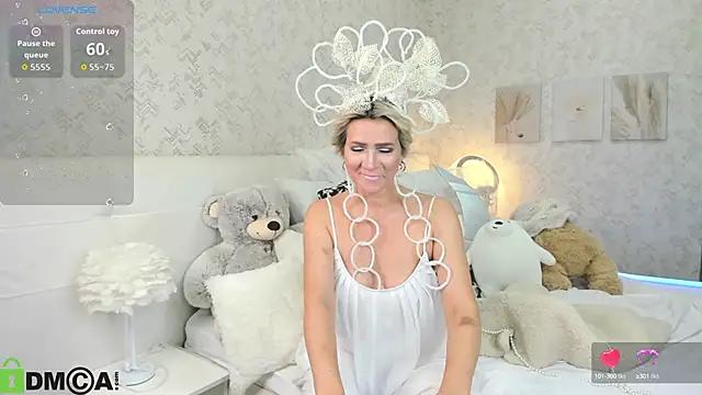 Snapshot of Luna__Lewis chatting on 10/13/25, 08:36 Luna  Lewis online show from 10/13/25, 08:36