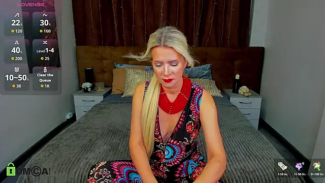 Snapshot of Luna__Lewis chatting on 10/24/25, 08:33 Luna  Lewis online show from 10/24/25, 08:33