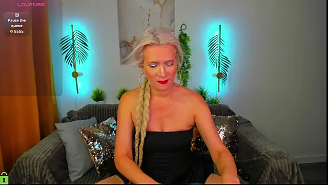 Luna  Lewis online show from 11/11/25, 08:47