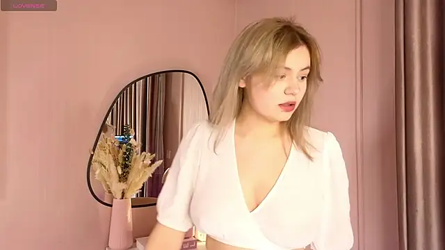 Snapshot of Maybe_Baby_ chatting on 12/08/24, 08:09 Maybe Baby online show from 12/08/24, 08:09