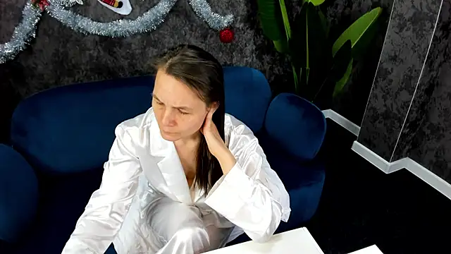 Lillian White online show from 12/29/24, 04:16