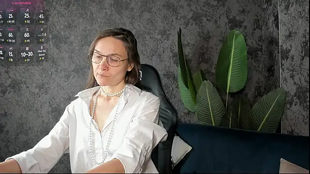 Snapshot of Lillian_White chatting on 11/11/25, 11:38 Lillian White online show from 11/11/25, 11:38