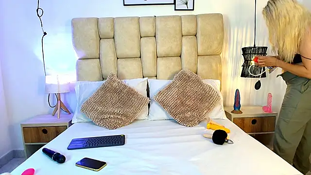 AdharaSmithh online show from 11/18/25, 07:18