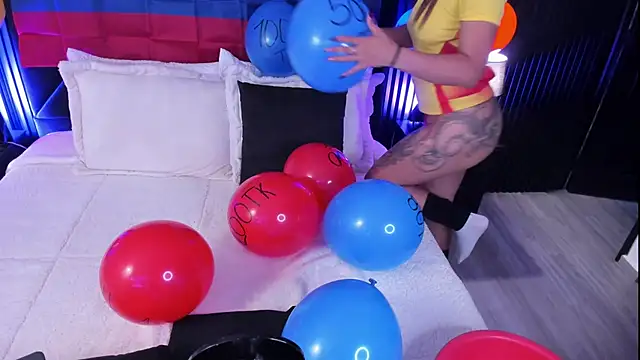 MiiaaMoonroee online show from 07/07/26, 07:40