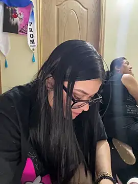 Snapshot of alissonfernandez_ chatting on 12/17/25, 12:49 alissonfernandez online show from 12/17/25, 12:49