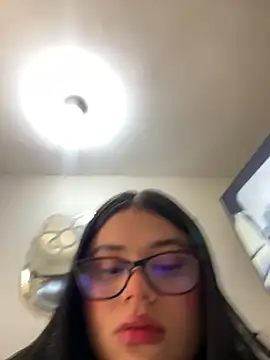 Snapshot of alissonfernandez_ chatting on 07/12/26, 04:31 alissonfernandez online show from 07/12/26, 04:31