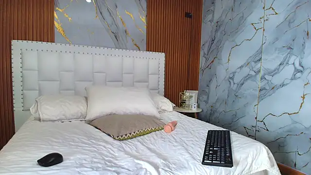 hornybarelylegalgirl online show from 12/16/24, 07:32