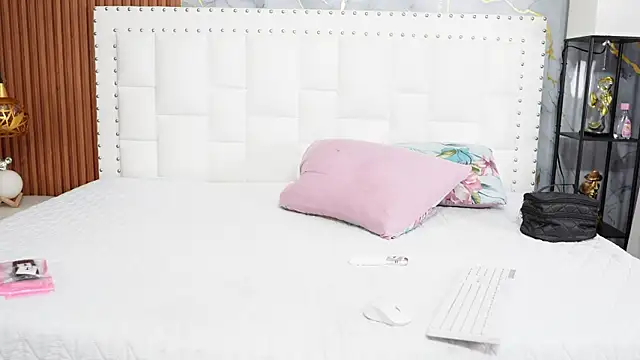 hornybarelylegalgirl online show from 05/19/26, 01:44