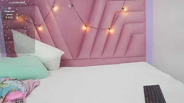 hornybarelylegalgirl online show from 06/19/26, 12:09