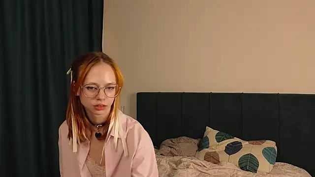 Snapshot of LynneByron chatting on 12/10/24, 10:26 LynneByron online show from 12/10/24, 10:26
