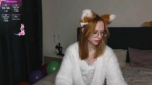 Snapshot of LynneByron chatting on 02/14/25, 05:14 LynneByron online show from 02/14/25, 05:14