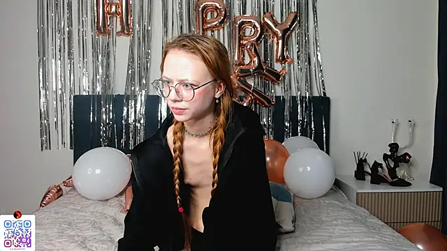 Snapshot of LynneByron chatting on 03/09/25, 10:41 LynneByron online show from 03/09/25, 10:41