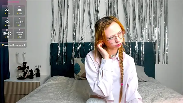 Snapshot of LynneByron chatting on 03/10/25, 04:46 LynneByron online show from 03/10/25, 04:46