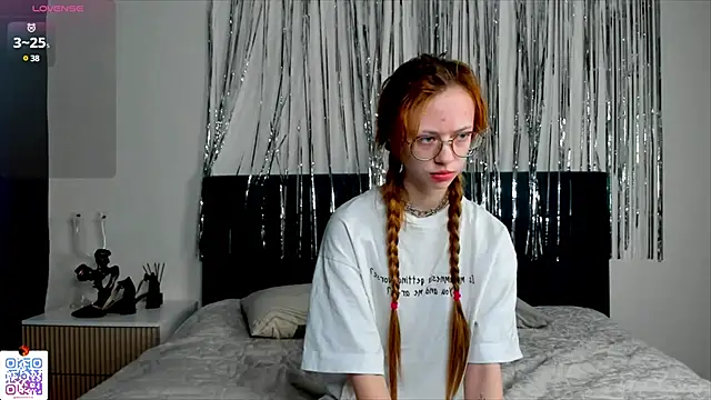 Snapshot of LynneByron chatting on 03/11/25, 05:35 LynneByron online show from 03/11/25, 05:35