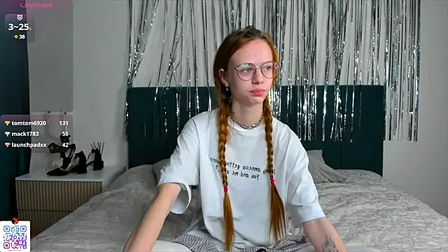 Snapshot of LynneByron chatting on 03/11/25, 08:42 LynneByron online show from 03/11/25, 08:42