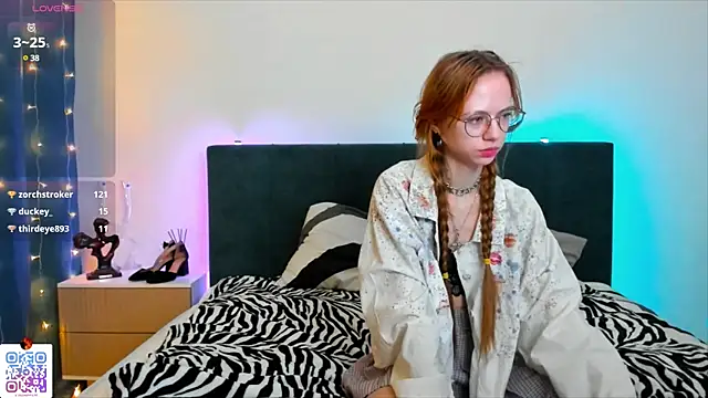 Snapshot of LynneByron chatting on 03/16/25, 08:43 LynneByron online show from 03/16/25, 08:43