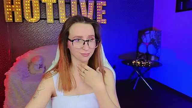 Snapshot of AliceBYKiss chatting on 12/13/24, 04:05 AliceBYKiss online show from 12/13/24, 04:05