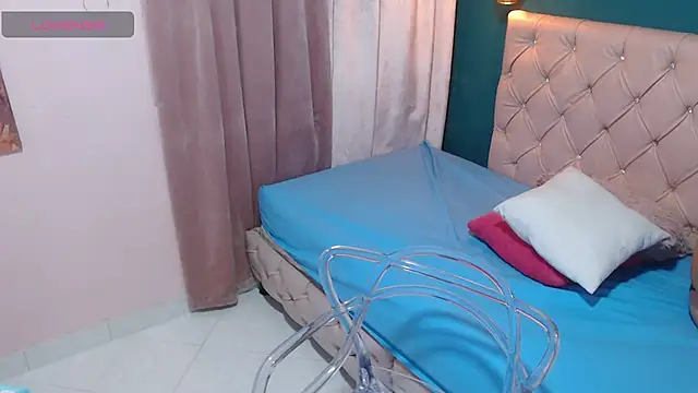 Snapshot of renata_milf_ chatting on 10/27/25, 11:47 renata milf  online show from 10/27/25, 11:47