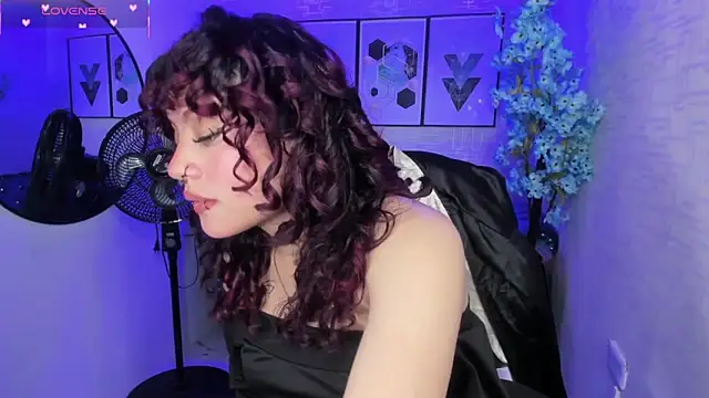 Snapshot of Theia_moon chatting on 09/13/25, 01:00 Theia moon online show from 09/13/25, 01:00