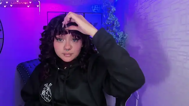 Snapshot of Theia_moon chatting on 09/16/25, 01:01 Theia moon online show from 09/16/25, 01:01